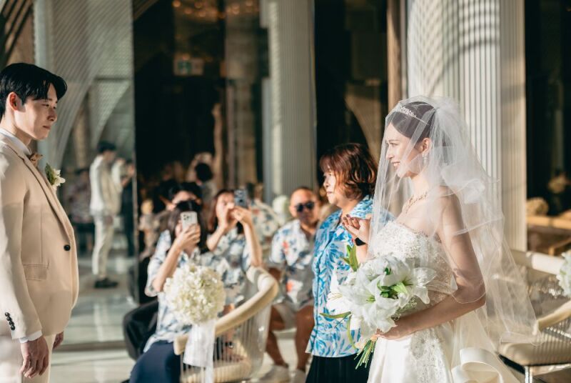 お母様に手を引かれ、感動に包まれた新婦様のご入場