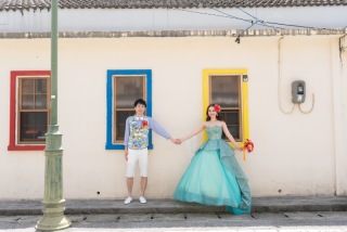 カラードレスで金武の街並みショット×白ドレスで世界遺産ショット♡