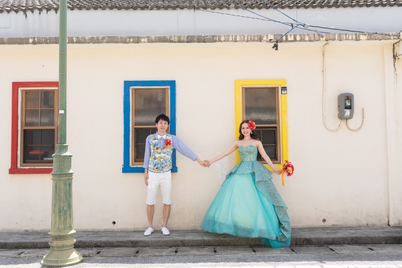 カラードレスで金武の街並みショット×白ドレスで世界遺産ショット♡