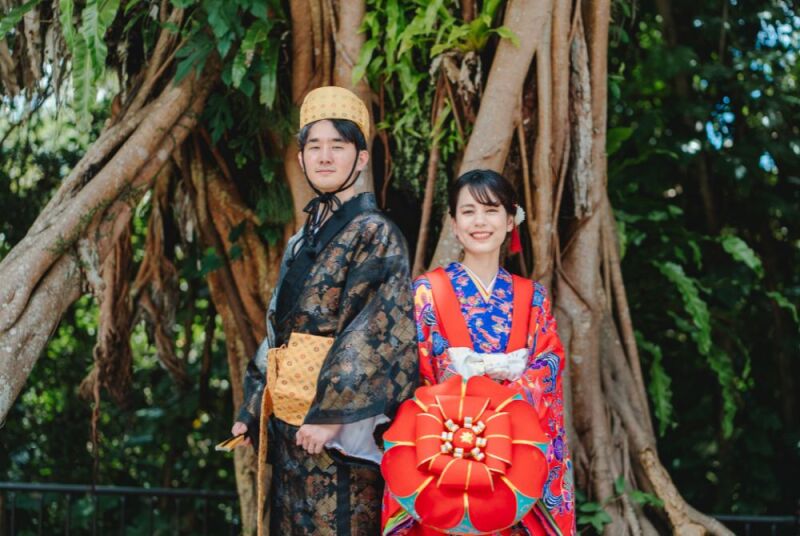 沖縄のシンボル・ガジュマルの大木とコラボ