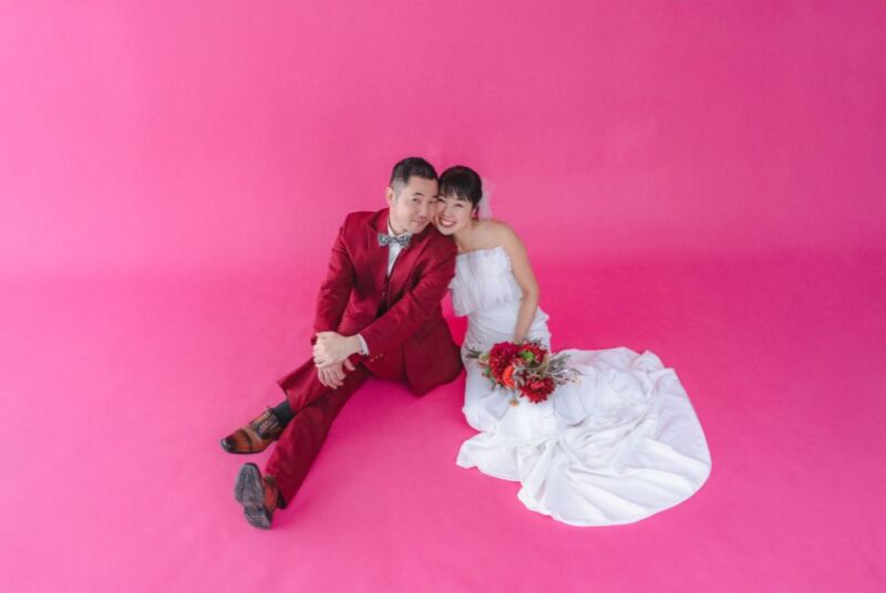  華やかなピンクの背景でポップに！