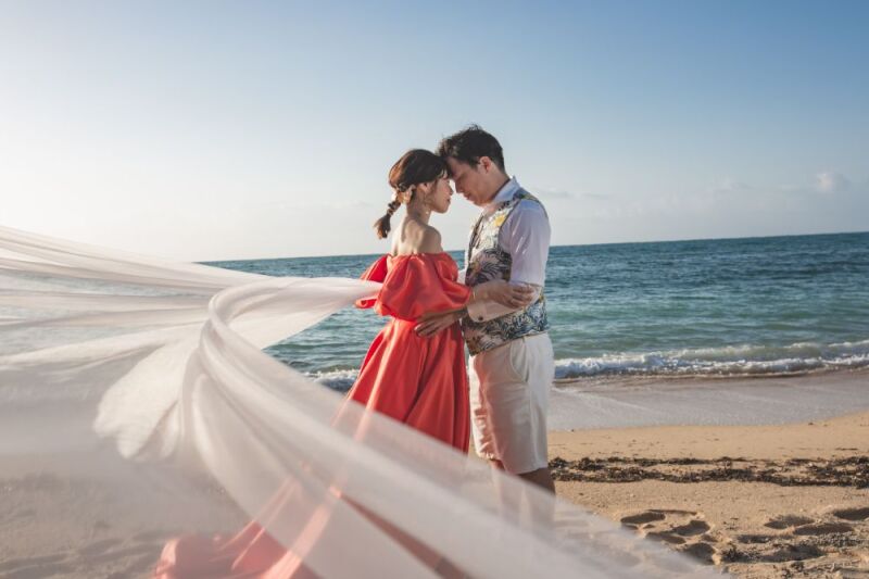 コバルトブルーの海をバックに♡