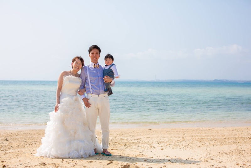 0歳のお子様も一緒にファミリービーチフォト