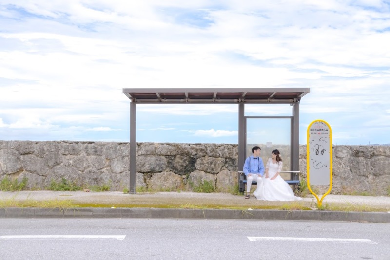 雨上がりのバス停で