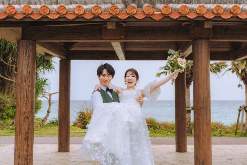 オキナワ瓦屋根のあずまやで