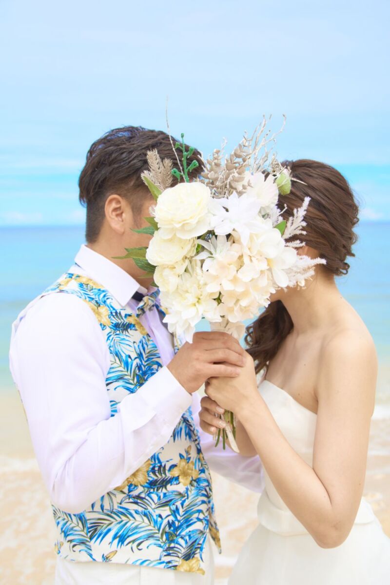 ブーケの陰で顔を寄せ合って♡