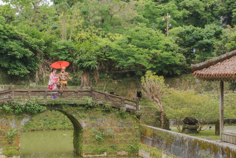 那覇「琉装+洋装プラン」庭園や城趾で琉装撮影