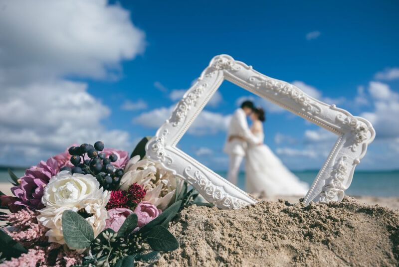 カメラのピントをブーケとフレームに合わせ。。