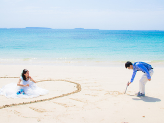 碧い海をバックにお絵描き撮影