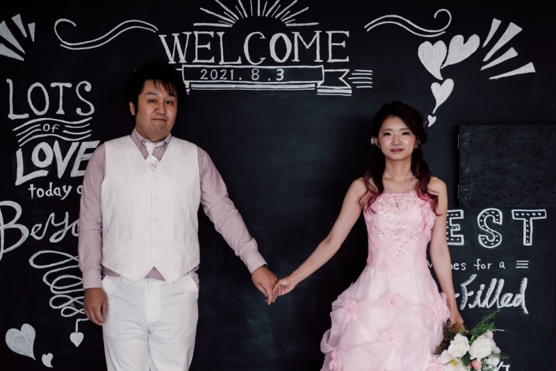 ブラックボードの前でフォトウェディング☆