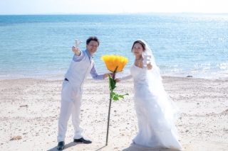 白ドレスと白タキシードで爽やか＆可愛く