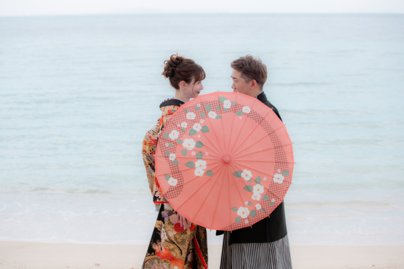 和傘の陰に隠れラブラブ