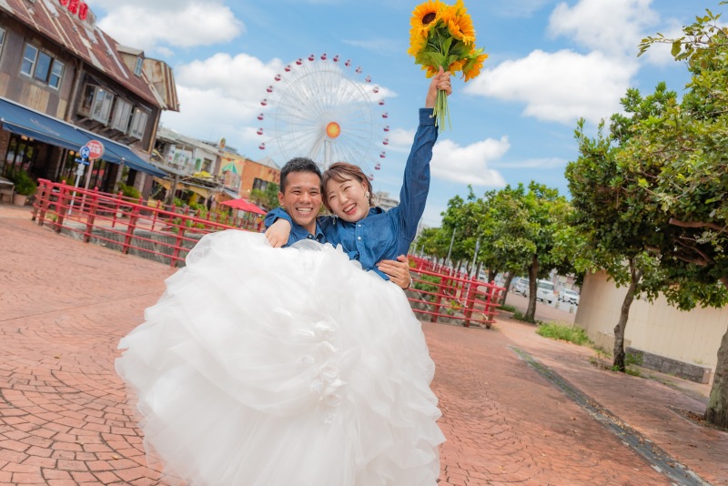 観覧車をバックにお姫様抱っこ!