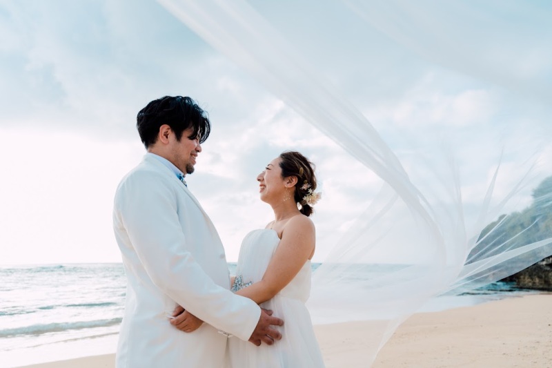 透き通る海と見つめ合いショット♡
