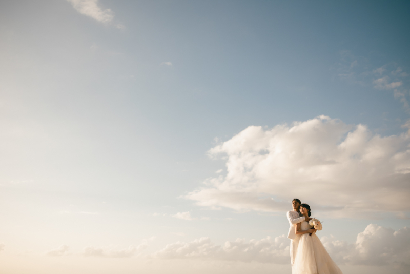 ビーチで青空ウェディングフォト