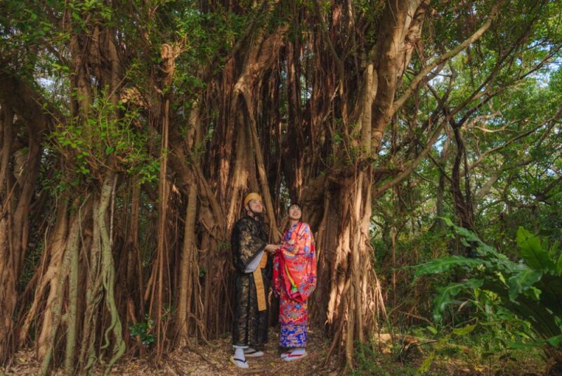首里金城の大アカギ前での撮影