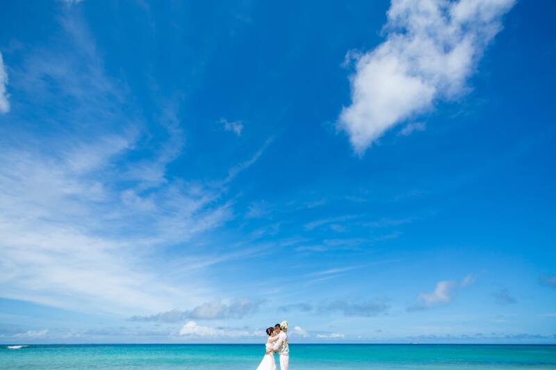 沖縄ならではの海！ビーチ撮影はブランドドレスもOK