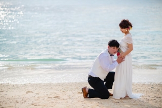 沖縄のビーチとスタジオで！マタニティウェディング