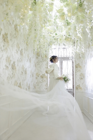 花々に包まれた、やわらかな一枚。