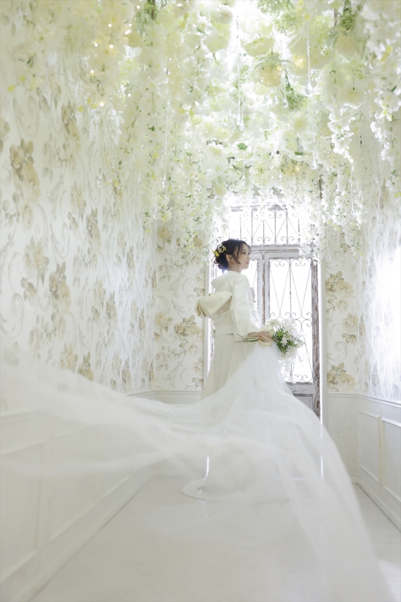 花々に包まれた、やわらかな一枚。