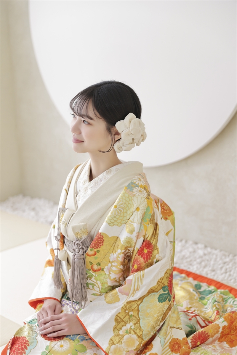 華やかな色打掛で凛とした表情と笑顔を引き出します