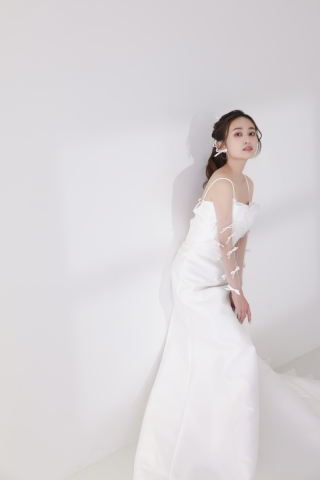 シンプルな白背景で韓国っぽいナチュラルフォト。