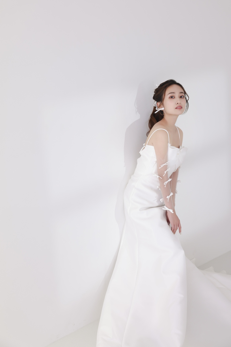 シンプルな白背景で韓国っぽいナチュラルフォト。