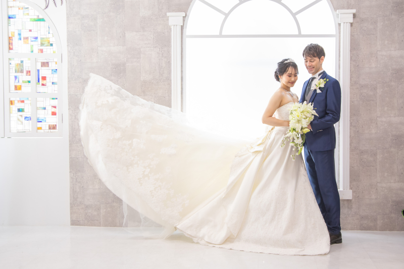 ドレスのロングトレーンを靡かせた1枚です