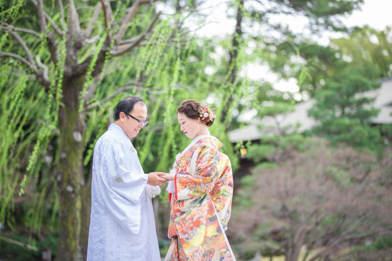 手を取り合って