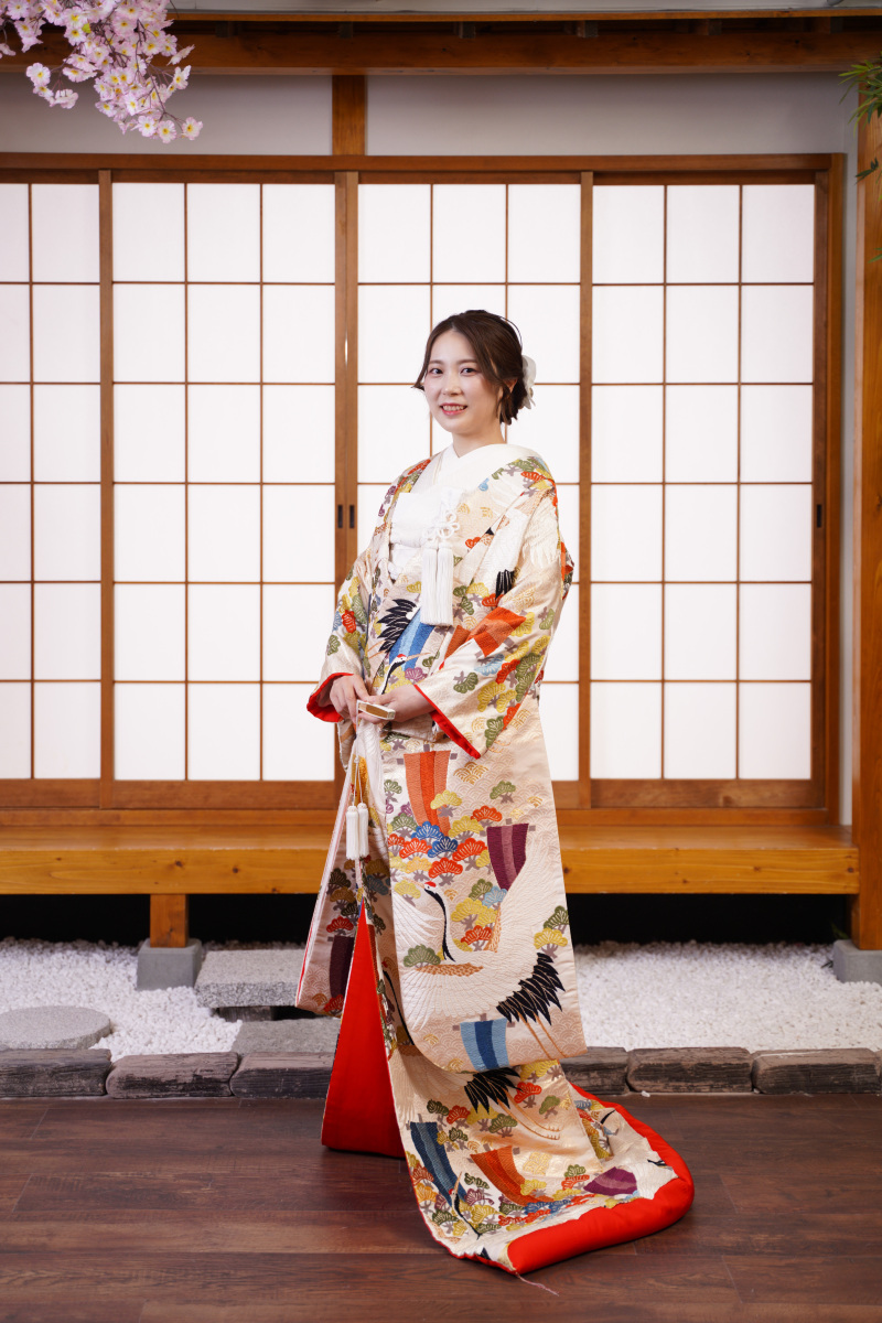 お茶室前で新婦様の和やかなソロショットシーンです