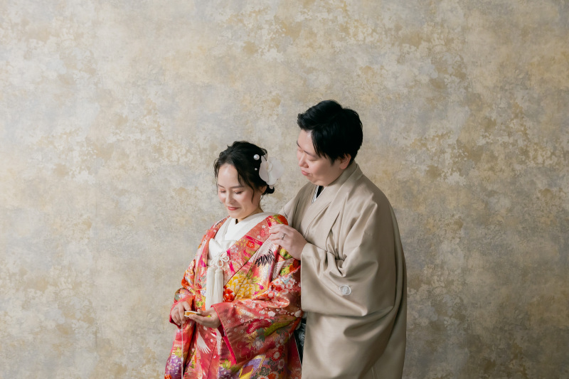落ち着いた背景で残す和装ウエディングフォト