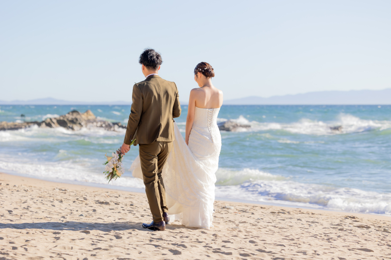 波音に包まれ歩き出すドレス姿のふたりの時間