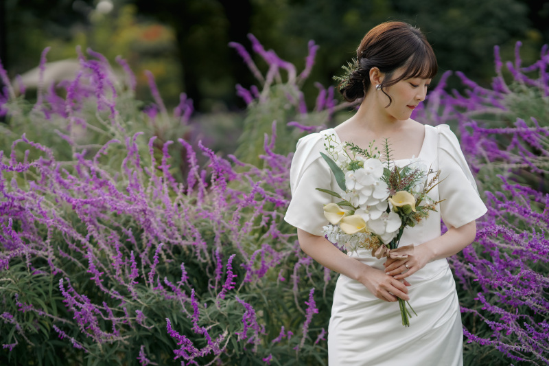 撮影時期によって異なるお花と一緒に。