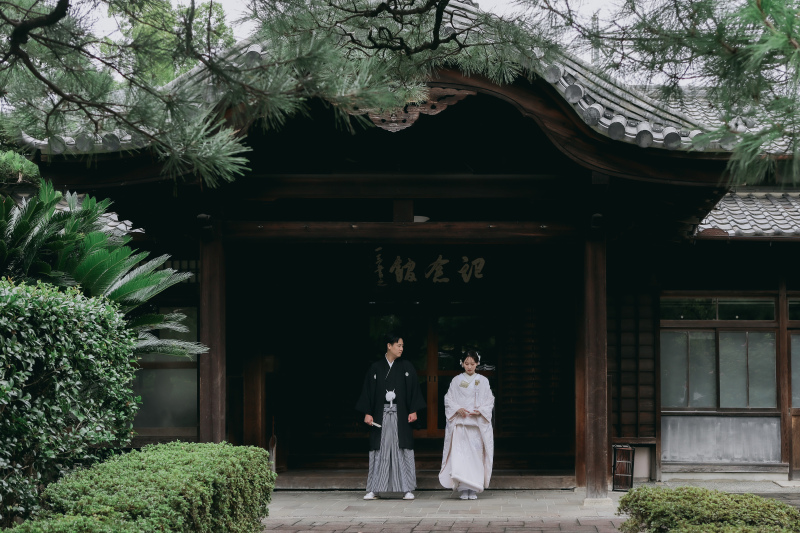 歴史ある建物を背景に