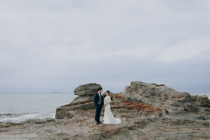 海と広い空をバックに。