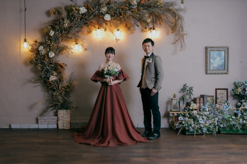 ドライフラワーの前で