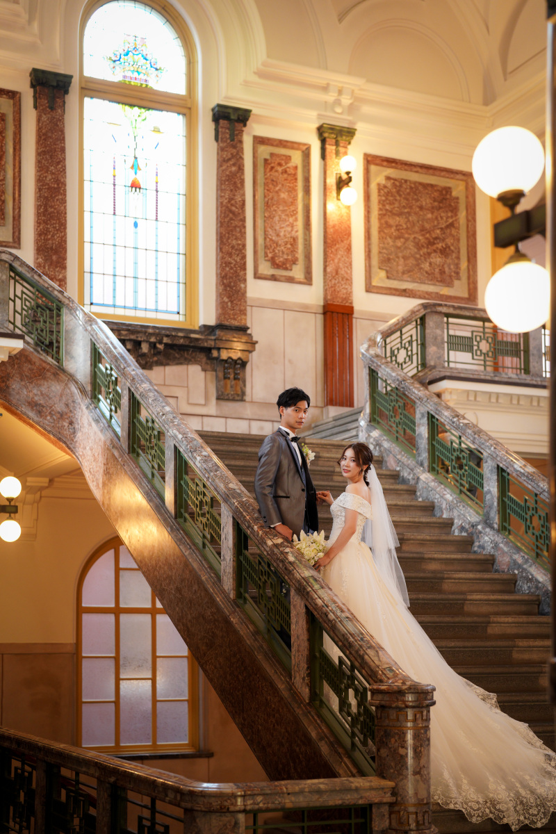 大階段で少し引きの絵。お二人を撮影していきますよ