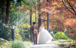 ウエディングドレスでスタジオとロケーション撮影