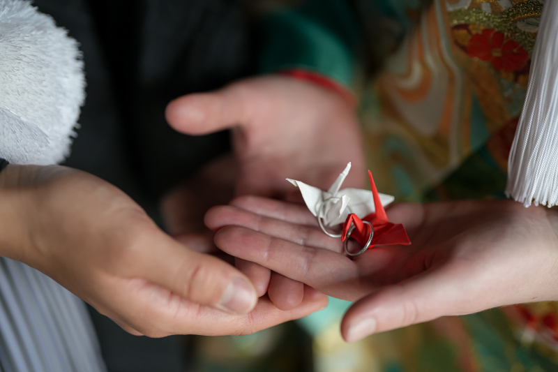 折り鶴と結婚指輪
