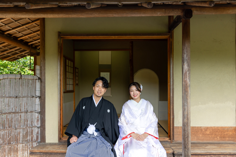 縁側に腰掛けて感じる和の時間と笑顔を残す一枚