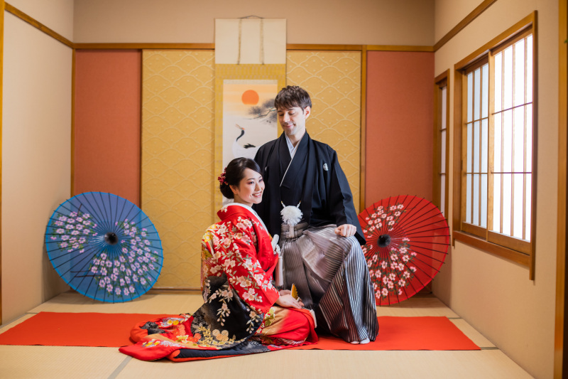 新郎様立ち膝ポーズ新婦様を見つめるお姿が素敵です