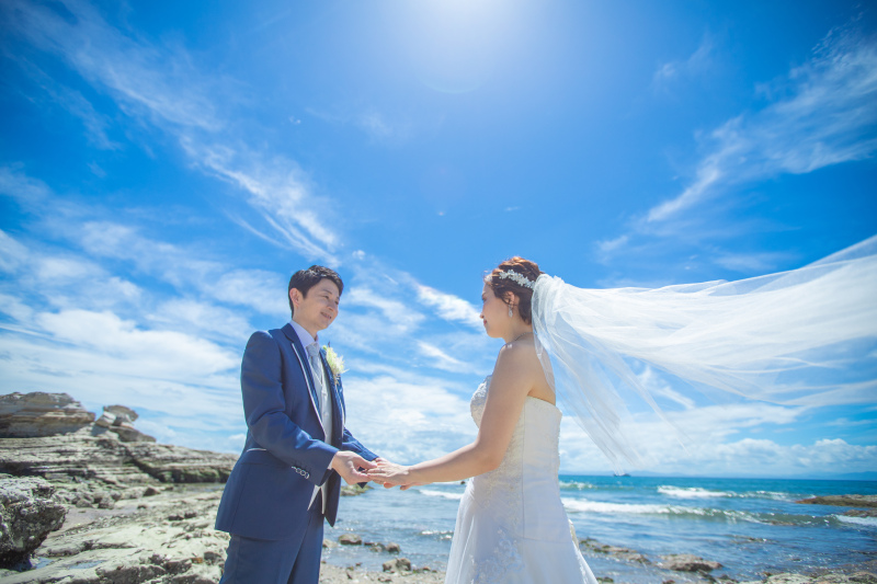 ベールも靡かせて