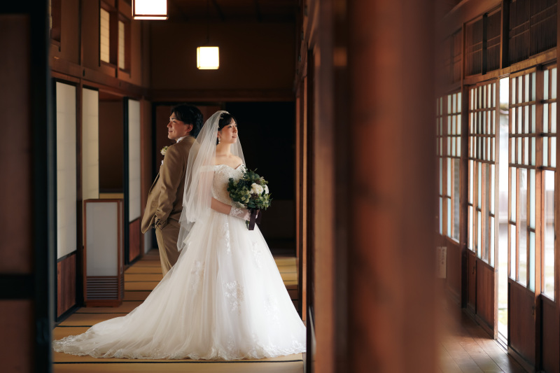 六華苑にて、洋装で。