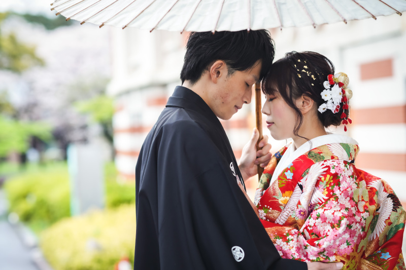 和装といえば番傘ですよね。お二人寄り添った1枚。