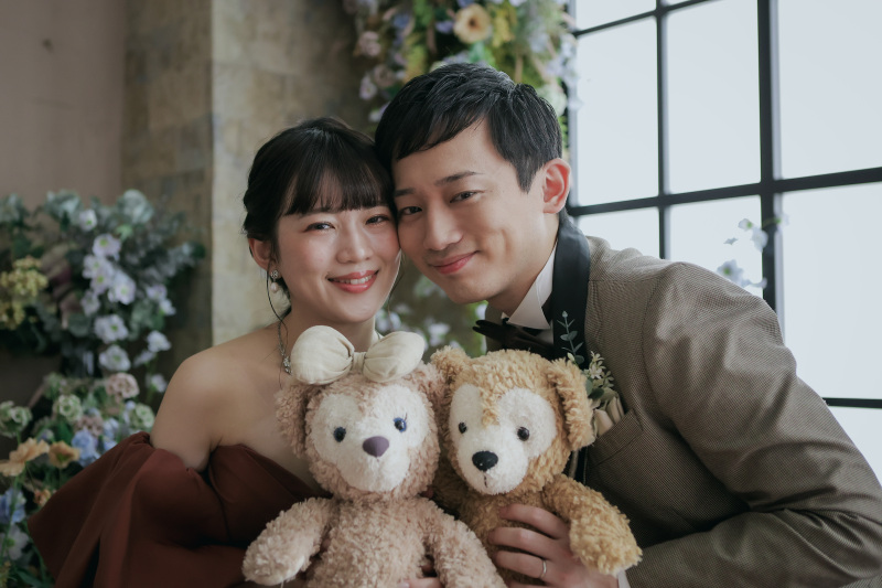 ぬいぐるみを持って