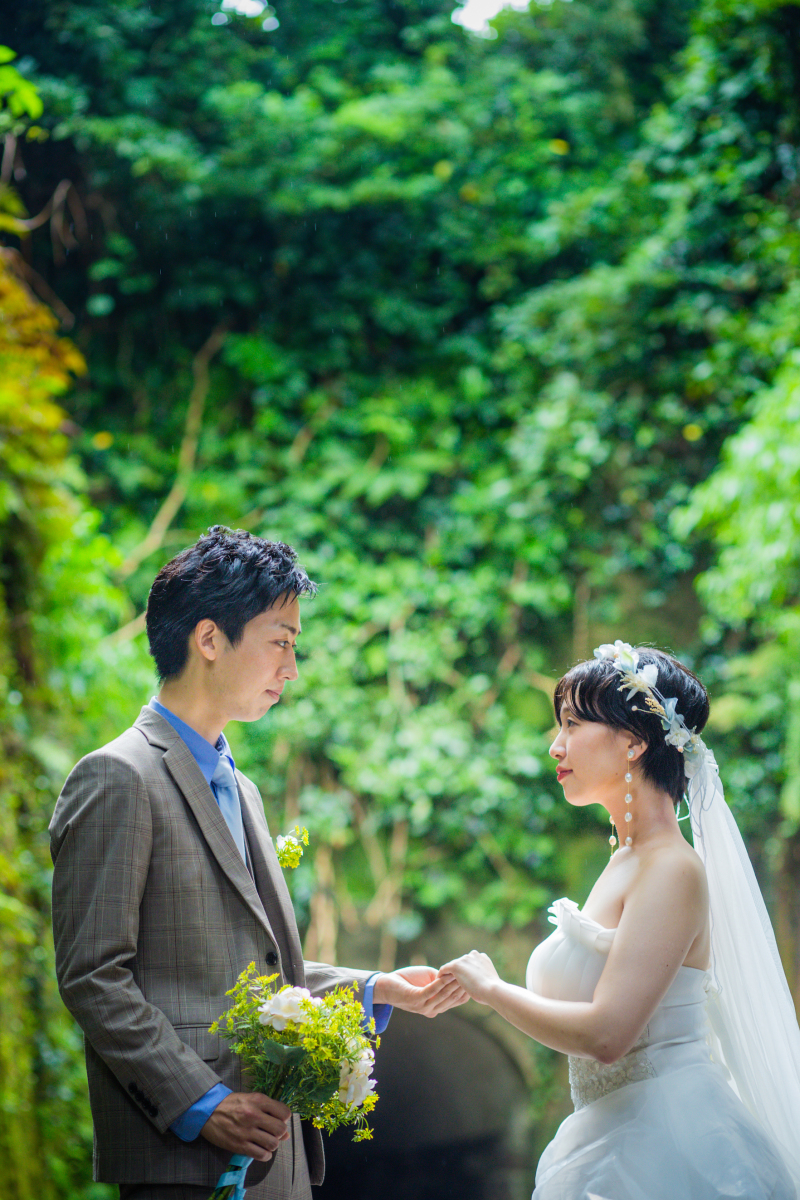 出張でのロケーション撮影です。緑を背景にお二人の雰囲気が見えるような写真です。