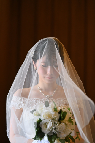 数を撮るのではなく、１枚１枚を大切に味のある写真撮影を得意とします。無駄なシャッターよりも決めの1枚を取れるように心がけて撮影します。和装も洋装もお任せください。