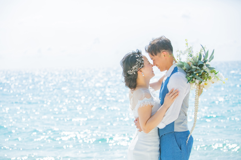 輝く海をバックに