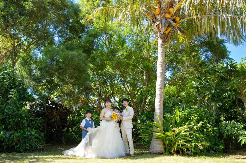 ガーデンのヤシの木の下で