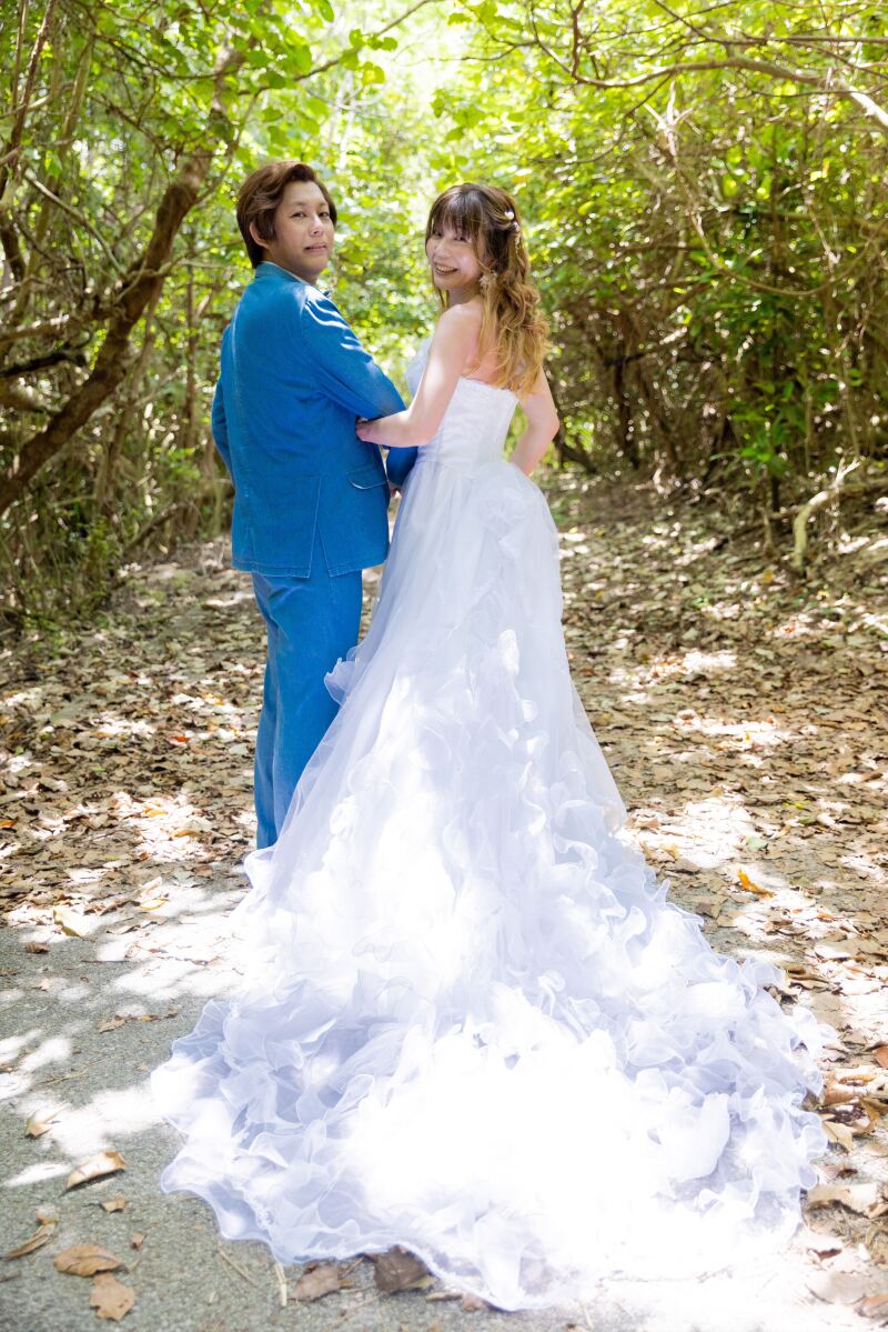 緑の小道と笑顔のおふたり